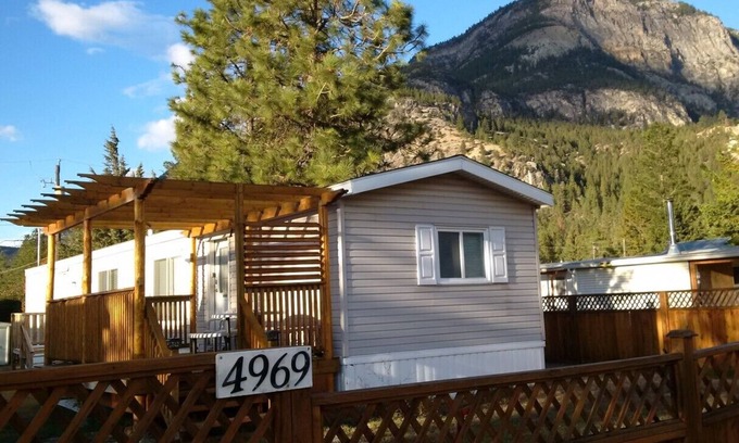 East Kootenay House | Relaxing 1 Bedroom Retreat Near White Swan Provincial Park