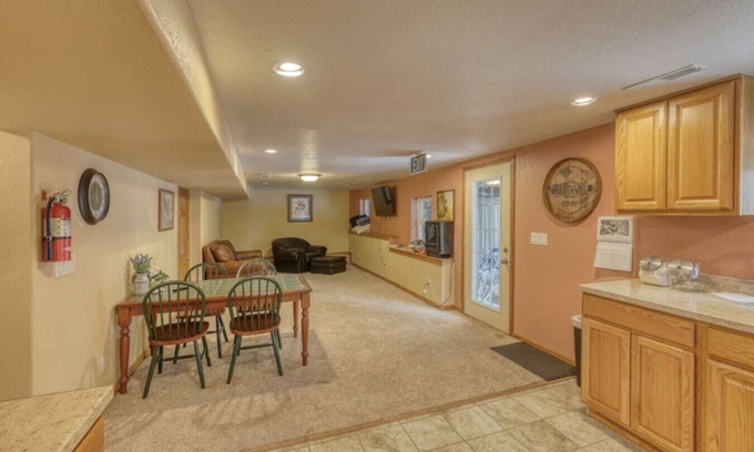 Deadwood Apartment | Private 1 bedroom Hilltop Apartment near skiing, Deadwood, & 4X4 Trails