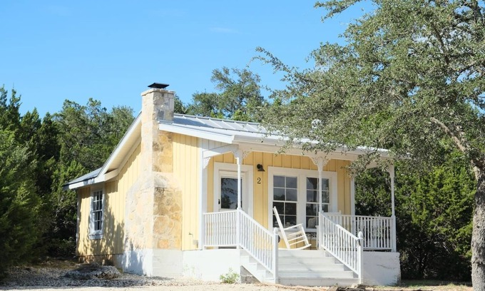 Canyon Lake Cottage | Delightful Yellow Rose Cottage with Pool and Kitchen Access