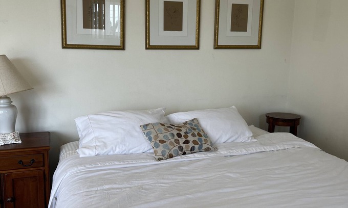 Ventura House | Relaxing Guest Home with Ocean Views and Sunset Balcony