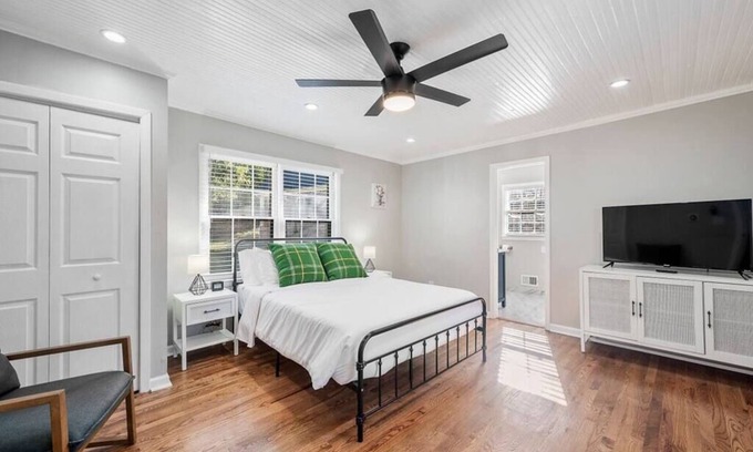 Norcross House | Charming 1BR Cottage in Historic Norcross with Kitchen