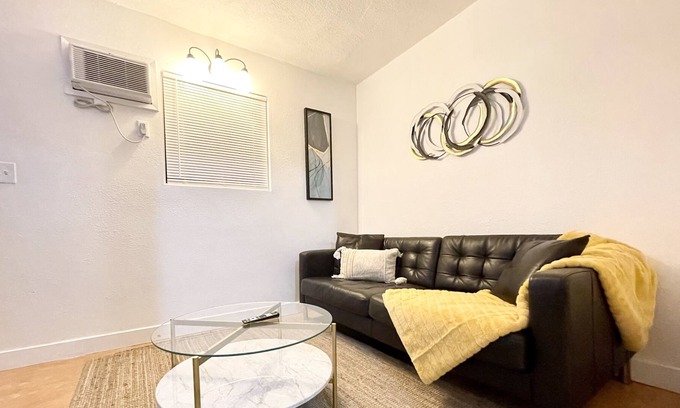 Lancaster House | Cozy 1BR Guest Suite Near Shops - Pet and Child Friendly