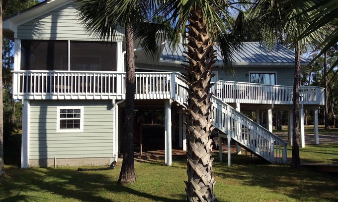 Plantation House | Bayfront Retreat with Boat Slip & Pool - 10/10 Rated Stay
