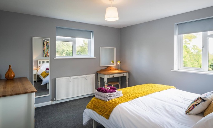 Poltimore Cottage | Cozy 2 Bed Country Cottage with Garden & Parking Space