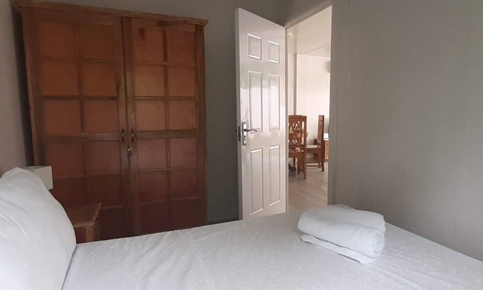 Looc House | Enjoy a Cozy 2 Bedroom House with Garden & Free Wifi