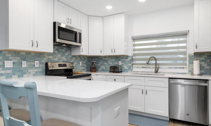 Nokomis Condo | Cozy 2 BR Retreat Just Steps from Casey Key Beach
