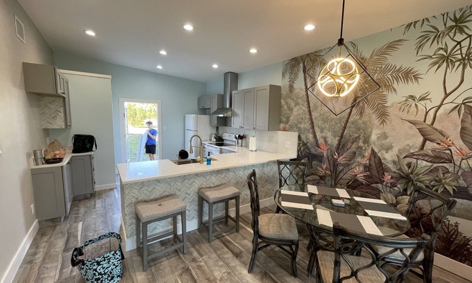 Lake Worth Cottage | Inviting 2-Bedroom Guest House with Scenic Acres