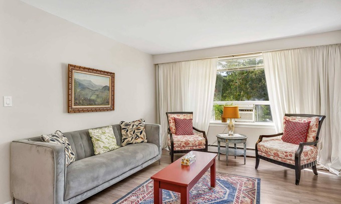 Burlington Apartment | Modern 2Bdrm Retreat with Pet-Friendly Amenities