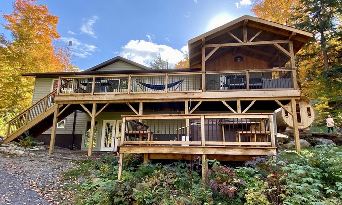 Bracebridge Cottage | Cozy Family Cottage with Hot Tub and Sauna - 9.8/10 Rated