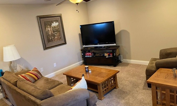 Cape Girardeau Apartment | Exquisite 3-Bedroom Retreat with Kitchen & Breakfast Included