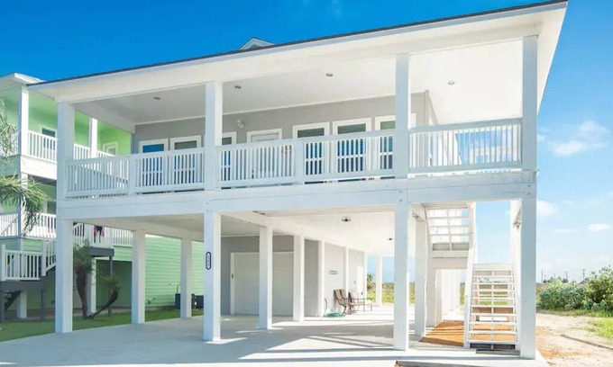 Port Aransas House | Pet-Friendly 3 BR Stilt Home Near Beach with Shared Pool