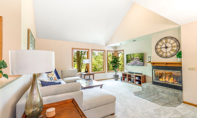 The Galena Territory House | Cozy 3BR Treehouse Retreat with Pool and Spa Amenities