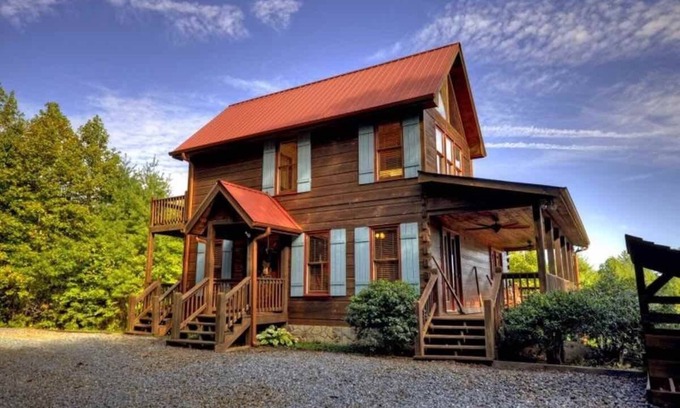 Mineral Bluff Cabin | Ideal 3BR Retreat with Mountain Views & Hot Tub Bliss