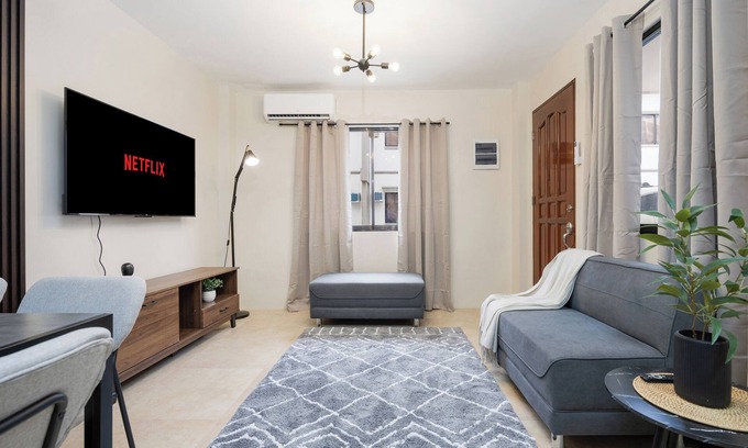 Cebu House | Private 3BR Townhome with WiFi, Washer and Free Parking in Central Cebu City