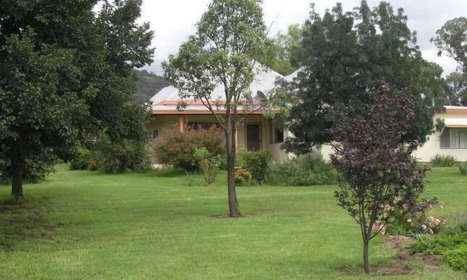 Bara House | Beautiful 4-Bedroom Farmhouse with Garden Near Mudgee