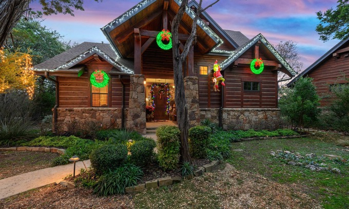 Leander Cabin | Premier 5 Star Retreat with Pool & Lake View on Travis