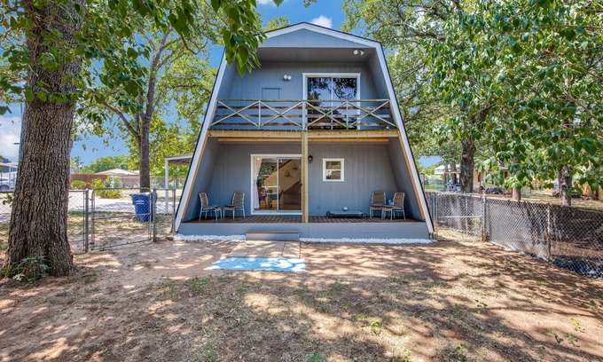 Granbury Cottage | Renovated A-Frame Retreat with Kayaks on Scenic Canal