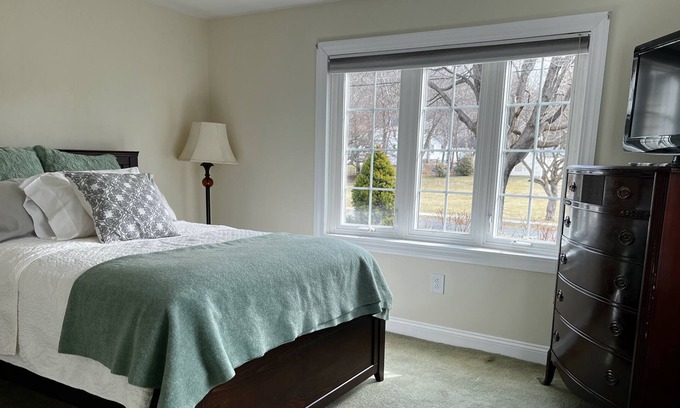 Dalton House | Delightful Berkshire Oasis with Private Pool and Ocean View