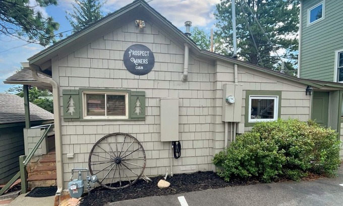 Estes Park Cabin | Cozy Miners Cabin with Full Kitchen & Pet-Friendly Access