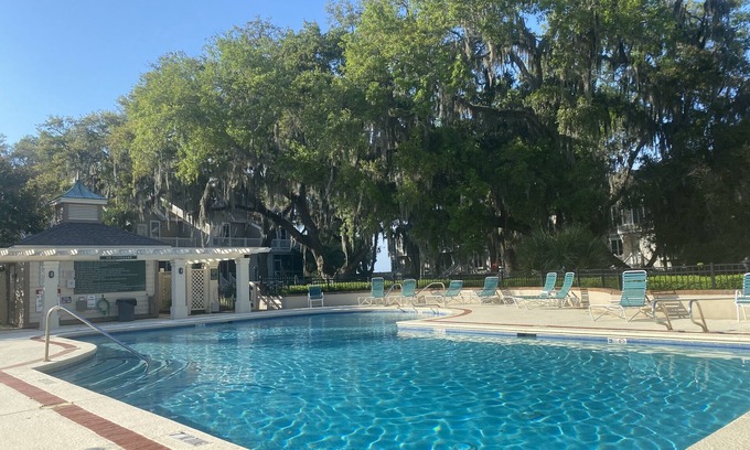 St. Simons Island Condo | Tranquil Condo Retreat with Pool on North SSI