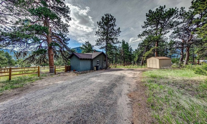 Estes Park House | Romantic Retreat: Private & Pet-Friendly Getaway Awaits