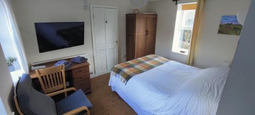 Todmorden Apartment | Inviting Victorian Villa Annex with Kitchen & Free Parking