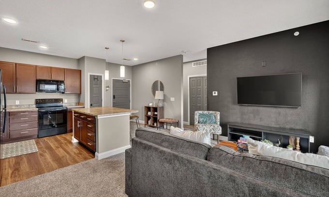 West Des Moines Apartment | Modern King 1BD Oasis with Inviting Outdoor Pool