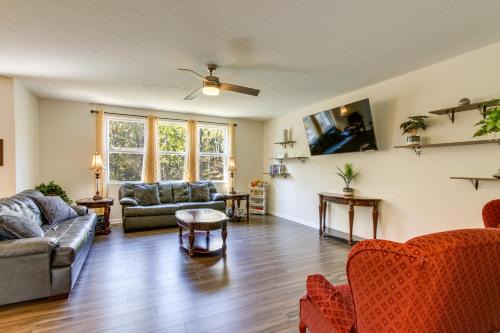 Johnstown House | Pet-Friendly Family Retreat Close to Columbus Attractions
