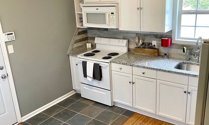 Dallas Apartment | Guest Favorite: Private Basement Apartment with Breakfast