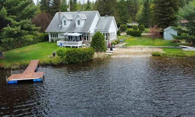 Chertsey Ski Chalet | Idyllic Beachfront Retreat with Jacuzzi & Ski Access