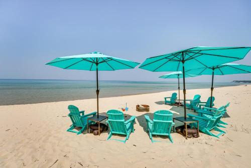 Pentwater House | Beachfront Lake Michigan Escape with Kayaks & Family Fun