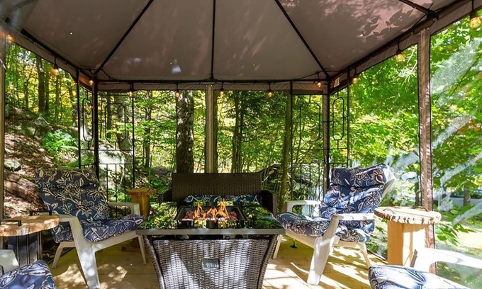 Utterson Cottage | Idyllic Beachfront Retreat on Skeleton Lake with Spa Access