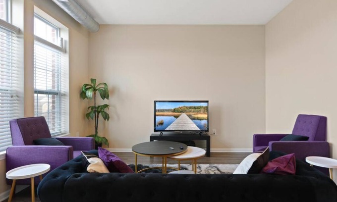 Downtown Indianapolis Apartment | Cozy Downtown INDY Private Bed with Kitchen Access