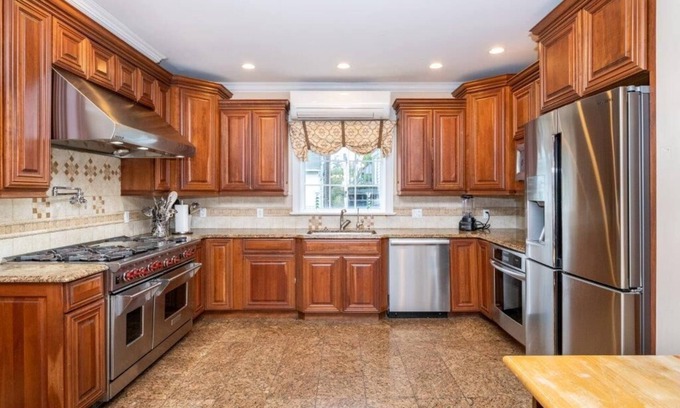 North Side House | Guest Rated 10/10: Private Bedroom near NYC with Spa