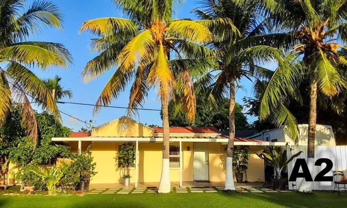 Coral Way Bed & Breakfast | Cozy Private Bedroom with Bathroom in Little Havana