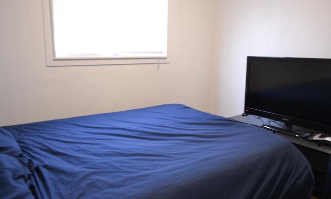Southeast Calgary House | Cozy Private Bedroom in Renovated Duplex - Dover