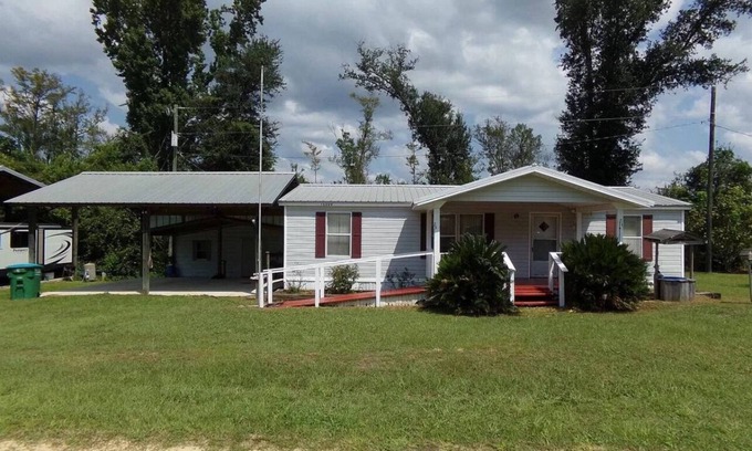 Clarksville Cottage | Pet-Friendly Cottage with Private Boat Ramp on Chipola River