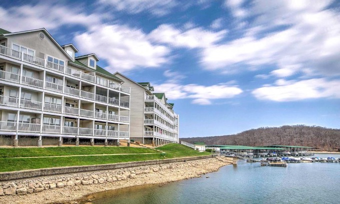 Osage Beach Apartment | Osage Beach Condo with Private Boat Slip & Scenic Views