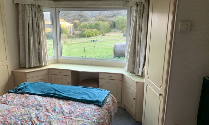 Brighton Cabin | Cozy Private Cabin near Brighton Beaches and Dining