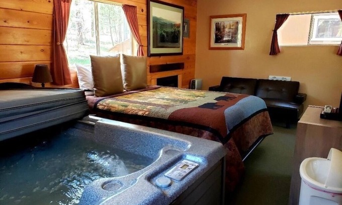 Payson Cabin | Cozy Bear Claw Cabin with Jacuzzi and Ocean View