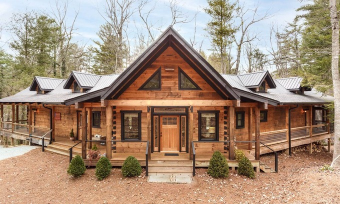 Flat Rock Cabin | Rustic Elegance with Modern Amenities in Flat Rock