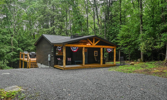 Oakland Cabin | Inviting Cabin Retreat with Hot Tub and Outdoor Dining