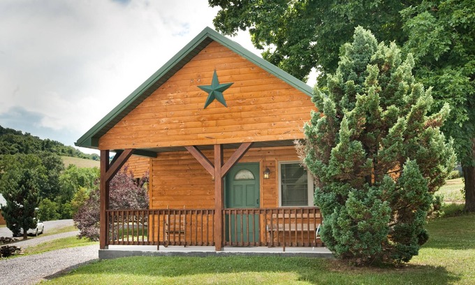 Flintstone Ski Chalet | Cozy Cabin Retreat with Lake View and Kitchen Amenities