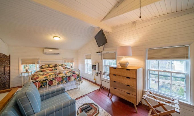 West Chester Apartment | Explore West Chester: Private Carriage House Steps from Downtown
