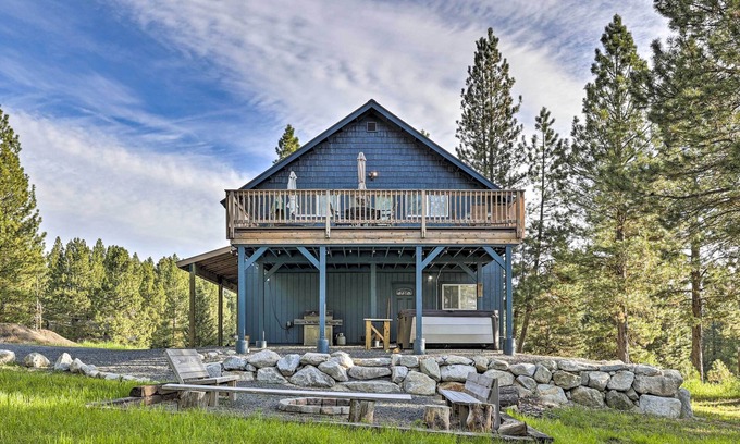 Cascade Cabin | Private Cascade Cabin: Hot Tub, Fire Pit & Perfect Rating!