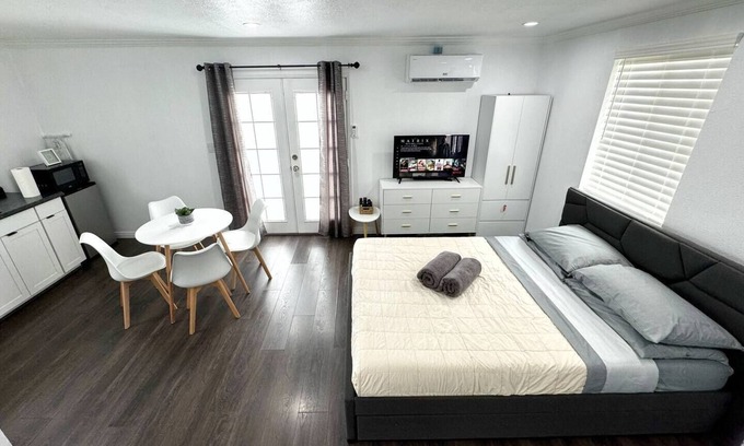 Sun Valley House | Private Guesthouse with Gated Parking & Family-Friendly Amenities