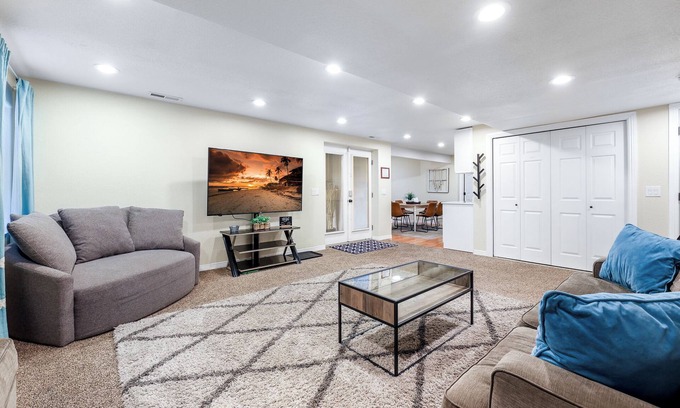 South Jordan House | Immaculate Guest Suite with Kitchen and Laundry Amenities