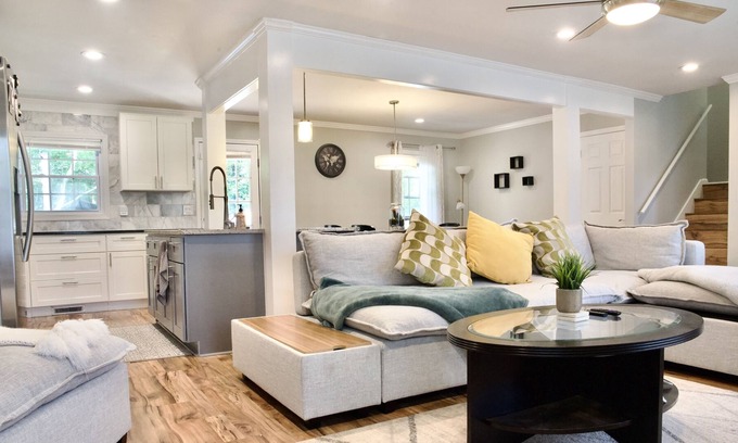 Dallas House | Cozy Home Retreat - Pet Friendly & Family-Friendly Stay