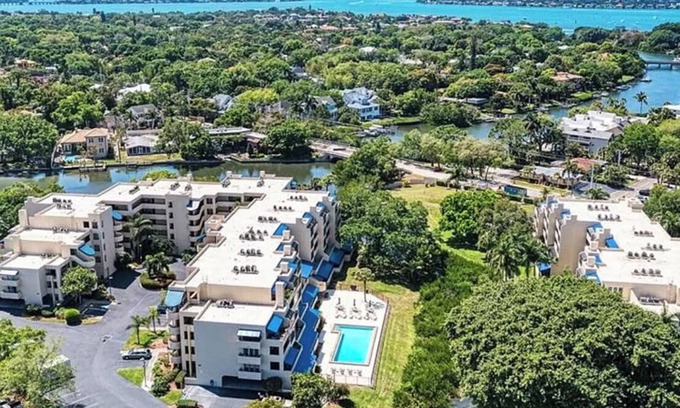Central Sarasota Condo | Ideal Retreat Near Selby Gardens with Pet-Friendly Amenities
