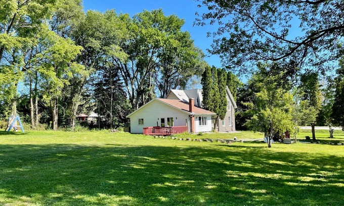 Keswick Cottage | Private cottage on a 3 Acers of land! 3-min from the beach!